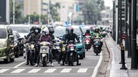 Lalu lintas di Jalan Thamrin juga terpantau ramai lancar.