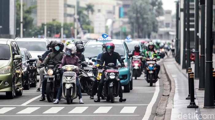 Pemprov DKI Jakarta telah memberlakukan pengetatan pembatasan sosial berskala besar (PSBB) sejak kemarin. Begini suasana kawasan Thamrin di hari kedua PSBB ketat.