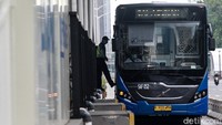 TransJakarta juga tetap beroperasi dengan jam operasional dibatasi.