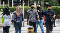 Warga yang beraktivitas di luar rumah wajib memakai masker.