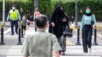 Warga diwajibkan memakai masker untuk mencegah penyebaran COVID-19.