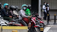 Saat PSBB ketat ini ojek online maupun ojek pangkalan masih dibolehkan mengangkut penumpang.