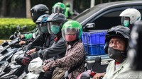 Ojek online dan ojek pangkalan diperbolehkan mengangkut penumpang dan wajib menerapkan protokol pencegahan COVID-19.