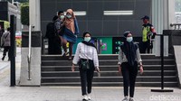 Warga, pekerja dan karyawan kantoran melintas di kawasan Thamrin, Jakarta, Selasa (12/1/2021). 