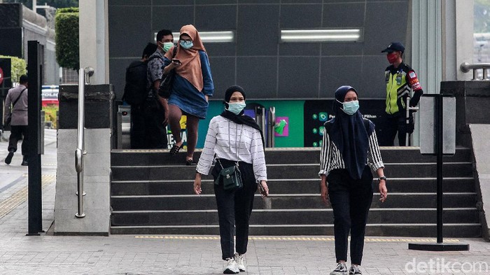 Pemprov DKI Jakarta telah memberlakukan pengetatan pembatasan sosial berskala besar (PSBB) sejak kemarin. Begini suasana kawasan Thamrin di hari kedua PSBB ketat.