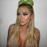 Modal 24 tahun itu mengklaim hanya bisa bergabung beberapa jam karena dirinya terlalu cantik. Ia sendiri tidak merasa memasang foto seksi. Aku mencoba untuk memilih foto yang aman aman dan tidak terlalu model. Aku ingin pria melihatku karena aku model profesional tapi karena aku orang biasa, tuturnya.Foto: Dok. Instagram/tahliaparis