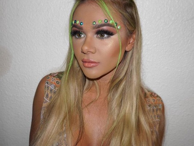 Modal 24 tahun itu mengklaim hanya bisa bergabung beberapa jam karena dirinya terlalu cantik. Ia sendiri tidak merasa memasang foto seksi. Aku mencoba untuk memilih foto yang aman aman dan tidak terlalu model. Aku ingin pria melihatku karena aku model profesional tapi karena aku orang biasa, tuturnya.Foto: Dok. Instagram/tahliaparis