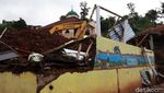 Kesedihan Jaenab Lihat Rumah-Sekolah Tertimbun Longsor Sumedang