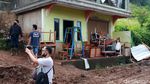 Kesedihan Jaenab Lihat Rumah-Sekolah Tertimbun Longsor Sumedang