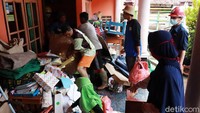 Tak hanya bangunan Raudatul Athfal (RA), material longsor juga menerjang rumah Jaenab.