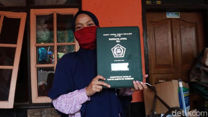 Tangis Jaenab Melihat Rumah-Sekolah Rata Tertimbun Longsor Sumedang Tangisan pecah, kala Jaenab melihat bangunan rumah dan sekolah Raudatul Athfal (RA) miliknya rata tertimbun material longsor di Kampung Bojongkondang, Desa Cihanjuang, Kecamatan Cimanggung, Kabupaten Sumedang.