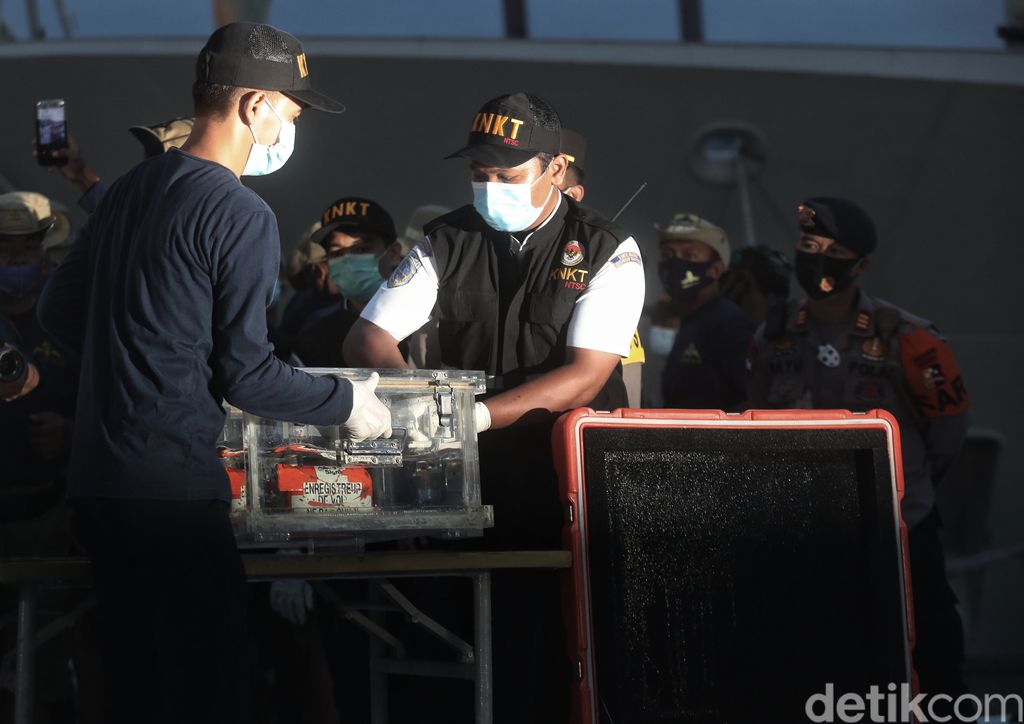 Flight Data Recorder (FDR) black box atau kotak hitam pesawat Sriwijaya Air SJ182 ditemukan. Begini penampakannya!