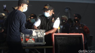 Terkini! Penampakan FDR Black Box Sriwijaya Air SJ182