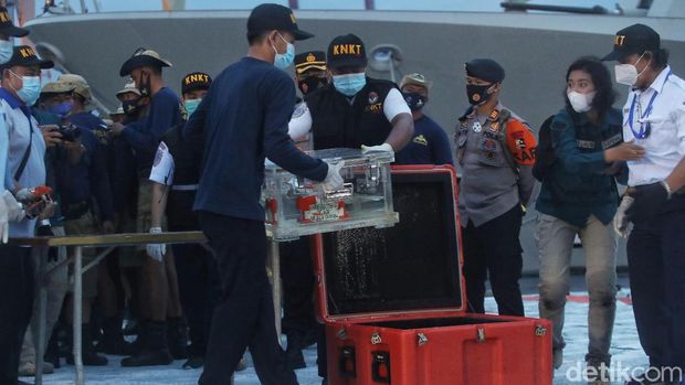 Flight Data Recorder (FDR) black box atau kotak hitam pesawat Sriwijaya Air SJ182 ditemukan. Begini penampakannya!