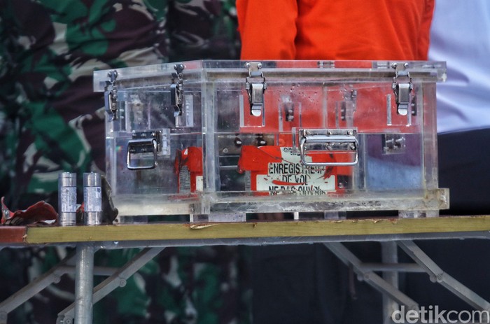 Flight Data Recorder (FDR) black box atau kotak hitam pesawat Sriwijaya Air SJ182 ditemukan. Begini penampakannya!