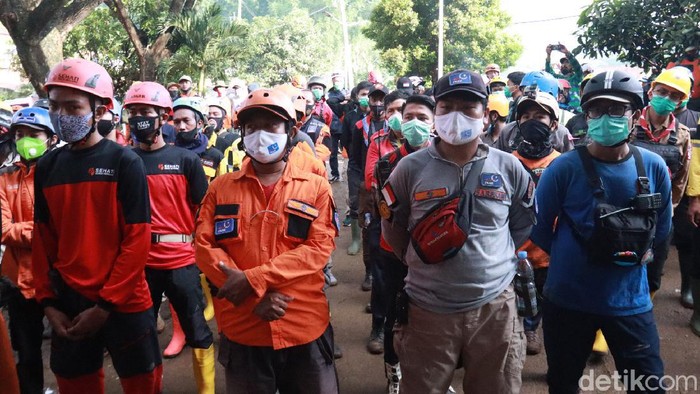 Tim SAR gabungan kembali melakukan pencarian korban longsor.