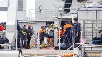 Serpihan pesawat itu telah dievakuasi ke atas KRI.