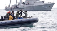 Belasan speedboat dari Marinir, Denjaka, Basarnas, dan Dislambair dikerahkan untuk mencari pesawat Sriwijaya Air SJ182.
