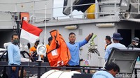 Tim penyelam menunjukkan serpihan yang ditemukan di perairan Kepulauan Seribu, Selasa (12/1/2021).