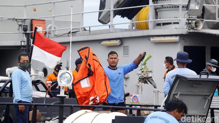 Tim SAR Kembali Temukan Serpihan Pesawat Siriwjaya Air Tim penyelam gabungan sudah memulai proses evakuasi di perairan Kepulauan Seribu, tempat jatuhnya pesawat Sriwijaya Air SJ182, Selasa (12/1/2021). Penyelam terlihat menemukan serpihan pesawat.