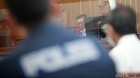 Dalam pertimbangan, hakim menilai rangkaian penyidikan yang dilakukan polisi terkait kerumunan di rumah Habib Rizieq di Jalan Petamburan, Jakarta Pusat, adalah sah. Hakim juga menyebut penyidik sebelum meningkatkan status perkara dari penyelidikan ke penyidikan sudah sesuai aturan.