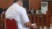 Hakim mengatakan sebelum menetapkan tersangka penyidik telah memperoleh bukti-bukti dan menerima keterangan dari sejumlah ahli. Jadi penyidik Polda Metro Jaya berkesimpulan acara Habib Rizieq di Petamburan adalah melanggar protokol kesehatan COVID-19.
