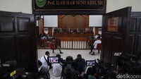 Hakim Sahyuti juga menyebut penyitaan yang dilakukan penyidik terkait kasus Habib Rizieq telah mendapat penetapan dari Pengadilan. Oleh karena itu, penyitaan dalam perkara ini sah sesuai hukum acara yang ada.