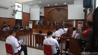 Habib Rizieq dalam petitumnya juga meminta SP.Sidik/4604/XI/2020/Ditreskrimum tanggal 26 November 2020, dan Surat Perintah Penyidikan Nomor SP.Sidik/4735/XII/2020/Ditreskrimum tanggal 9 Desember 2020 tidak sah dan tidak berdasar hukum. Jadi penetapan tersangka terhadapnya tidak memiliki kekuatan hukum mengikat.