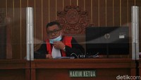 Hakim tunggal Akhmad Sahyuti saat membacakan amar putusan di Pengadilan Negeri Jakarta Selatan, Jalan Ampera Raya, Jakarta Selatan, Selasa (12/1/2021) mengatakan mengadili, menolak permohonan praperadilan dari pemohon untuk seluruhnya.