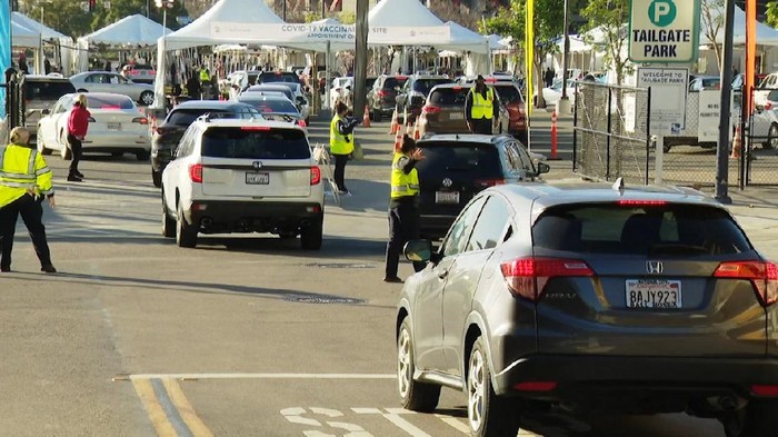 Vaksinasi di California Pakai Sistem Drive Thru