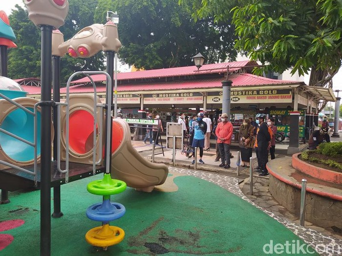 Wali Kota Magelang Sigit Widyonindito saat memantau aktivitas di Alun-Alun Kota Magelang, Selasa (12/1/2021).