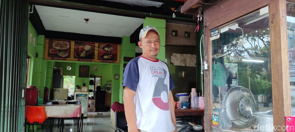 Warga di sekitar kabel menjuntai, Ciputat, Tangerang Selatan. (Taufieq Renaldi Arfiansyah/detikcom)