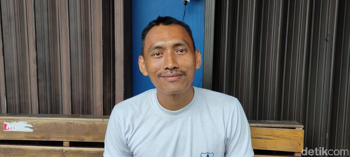 Warga di sekitar kabel menjuntai, Ciputat, Tangerang Selatan. (Taufieq Renaldi Arfiansyah/detikcom)