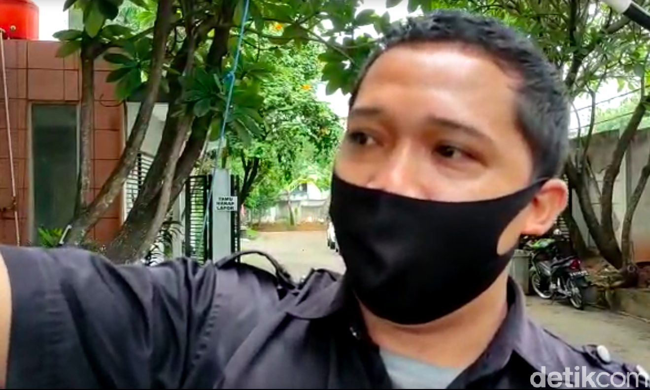Warga di sekitar kabel menjuntai di Ciputat, Tangerang Selatan. (Taufieq Renaldi Arfiansyah/detikcom)