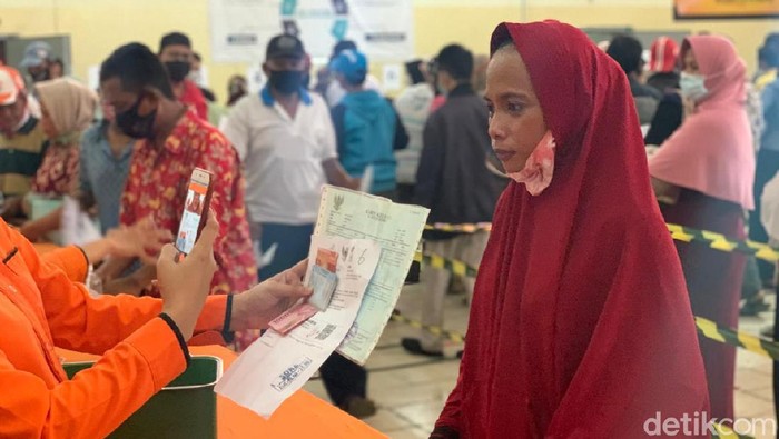 Warga Surabaya Ambil BST di Kantor Pos