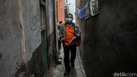 Petugas menyusuri rumah warga di kawasan Karanganyar, Jakarta, untuk menyalurkan Bantuan Sosial Tunai (BST) kepada para penerima.