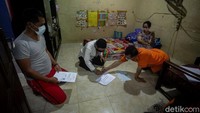 Herry menjelaskan BST tersebut disalurkan melalui rekening dan diberikan dalam bentuk kartu tabungan dan kartu ATM Bank DKI.
