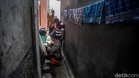 Bansos tunai DKI ini akan disalurkan kepada 1.055.216 penerima manfaat di DKI Jakarta secara bertahap mulai Januari tahun 2021. Terdapat di 160 titik lokasi penyaluran dari masing-masing wilayah kota administrasi DKI Jakarta.
