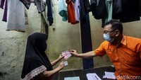 Distribusi bansos tunai yang dilakukan Bank DKI bersama Dinsos Pemerintah Provinsi DKI Jakarta per titik lokasinya maksimal hanya melayani maksimal 500 orang penerima BST per hari. Alasannya menjalankan protokol kesehatan.
