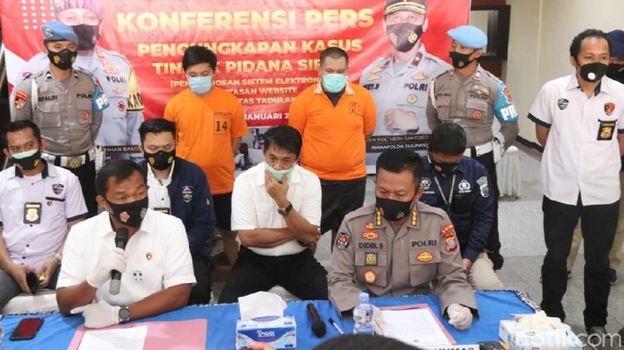 2 Pria di Palu (berbaju tahanan) ditangkap polisi usai meretas situs Universitas Tadulako (Qadri/detikcom).