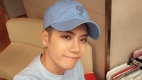 Jins sobek dipadukan dengan sweatshirt dan cap berwarna cerah yang senada. Gaya Jackson ini bisa banget ditiru karena simpel. (Foto: dok. Instagram @jacksonwang852g7 