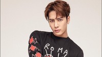 Kalau mood-nya lagi serba hitam, sweatshirt hitam dengan celana hitam pun tetap terlihat oke. Jackson membuktikannya. (Foto: dok. Instagram @jacksonwang852g7 