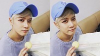 Topi yang sama, baju yang berbeda. Kali ini Jackson memadukan denim dengan sweater rajutan. Walaupun agak panas belakangan ini, tapi buat sesi foto demi konten bolehlah ditiru. (Foto: dok. Instagram @jacksonwang852g7 