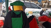 Mandiri Syariah juga membagikan 250 porsi makanan dan masker setiap hari bagi yang membutuhkan terhitung sejak senin 11 Januari hingga 14 hari ke depan. Istimewa/Dok. Mandiri Syariah.