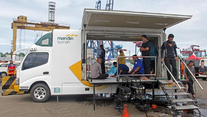 Mandiri Syariah sediakan 1 unit mobil mushola di JICT II. Mobil mushola itu hadir sebagai bentuk dukungan moril di tengah proses evakuasi Sriwijaya Air SJ182.