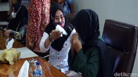 Diberitakan sebelumnya, seorang ibu, S (36) sempat ditahan karena dipolisikan anak gadisnya, A (19) di Demak, Jawa Tengah karena cekcok soal baju. Sang anak akhirnya mencabut laporan polisi.