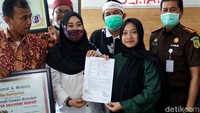 Seorang anak, A (19), yang sempat polisikan ibu kandungnya, S (36), usai bertikai dan cekcok soal baju akhirnya mencabut laporan. 