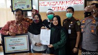 Dalam kesempatan tersebut, hadir Kapolres Demak dan Kajari Demak. Antara pihak terkait dan saksi menandatangani surat pernyataan dan berita acara perdamaian.