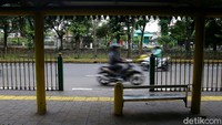Aksi lawan arah ini dilakukan karena jauhnya tempat berputar arah bagi kendaraan di sepanjang Jalan Lenteng Agung. Diketahui, Jika pengendara ingin berputar arah harus berputar arah di Pasar Minggu.