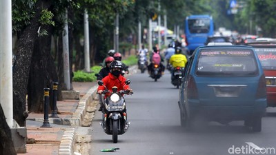 Aksi Ugal-ugalan Pemotor +62, Lawan Arah di Jalanan Ibu Kota